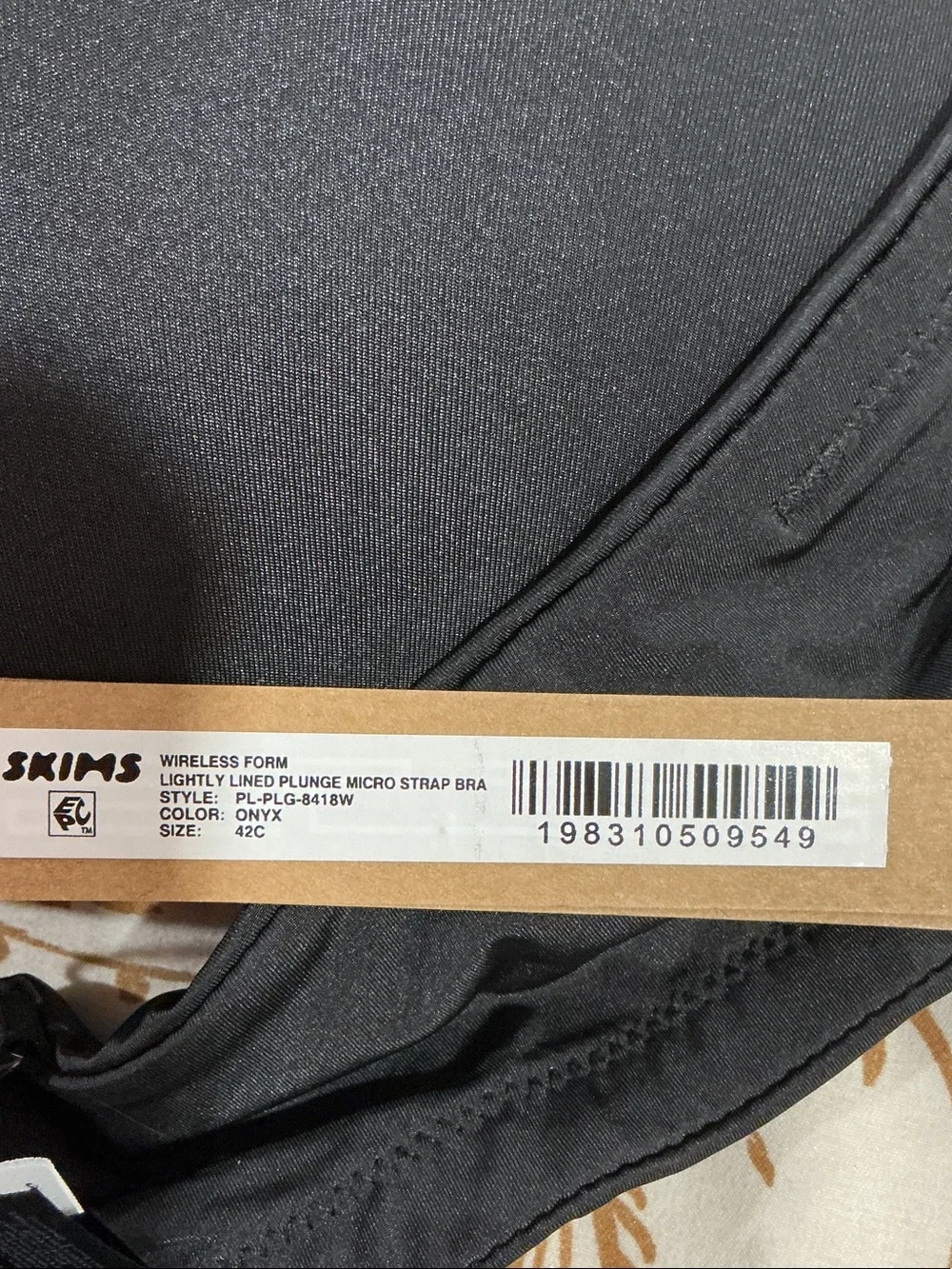 SKIMS Wireless Form Lightly Lined Plunge Micro Strap Bra - Onyx size 42C NWT